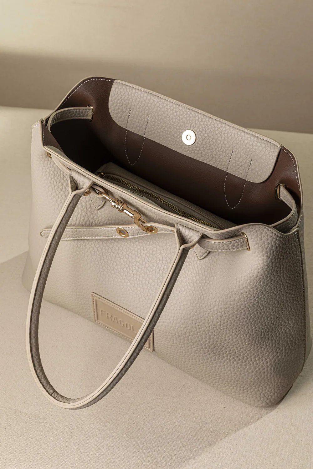 Μεγάλη τσάντα ώμου με εντυπωσιακό μεταλλικό κούμπωμα