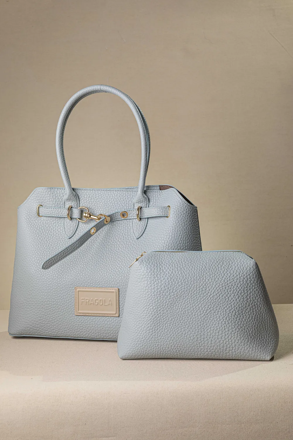 Μεγάλη τσάντα ώμου με εντυπωσιακό μεταλλικό κούμπωμα