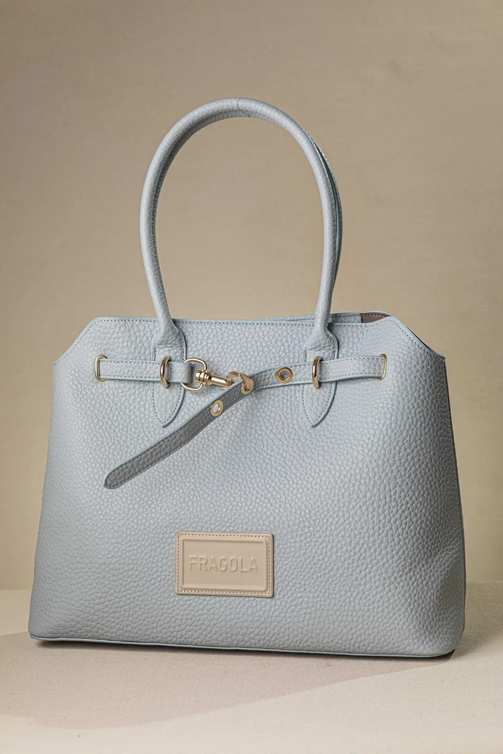 Μεγάλη τσάντα ώμου με εντυπωσιακό μεταλλικό κούμπωμα