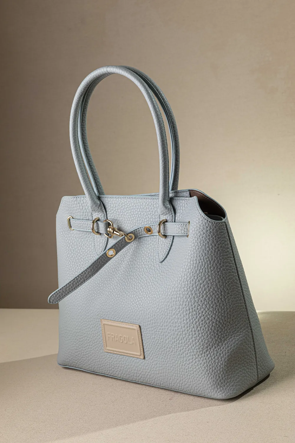 Μεγάλη τσάντα ώμου με εντυπωσιακό μεταλλικό κούμπωμα