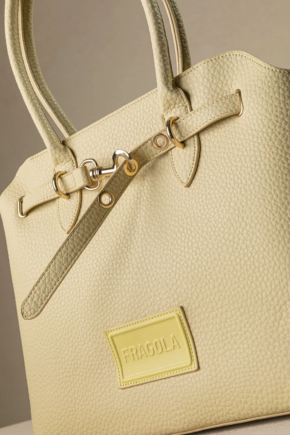 Μεγάλη τσάντα ώμου με εντυπωσιακό μεταλλικό κούμπωμα