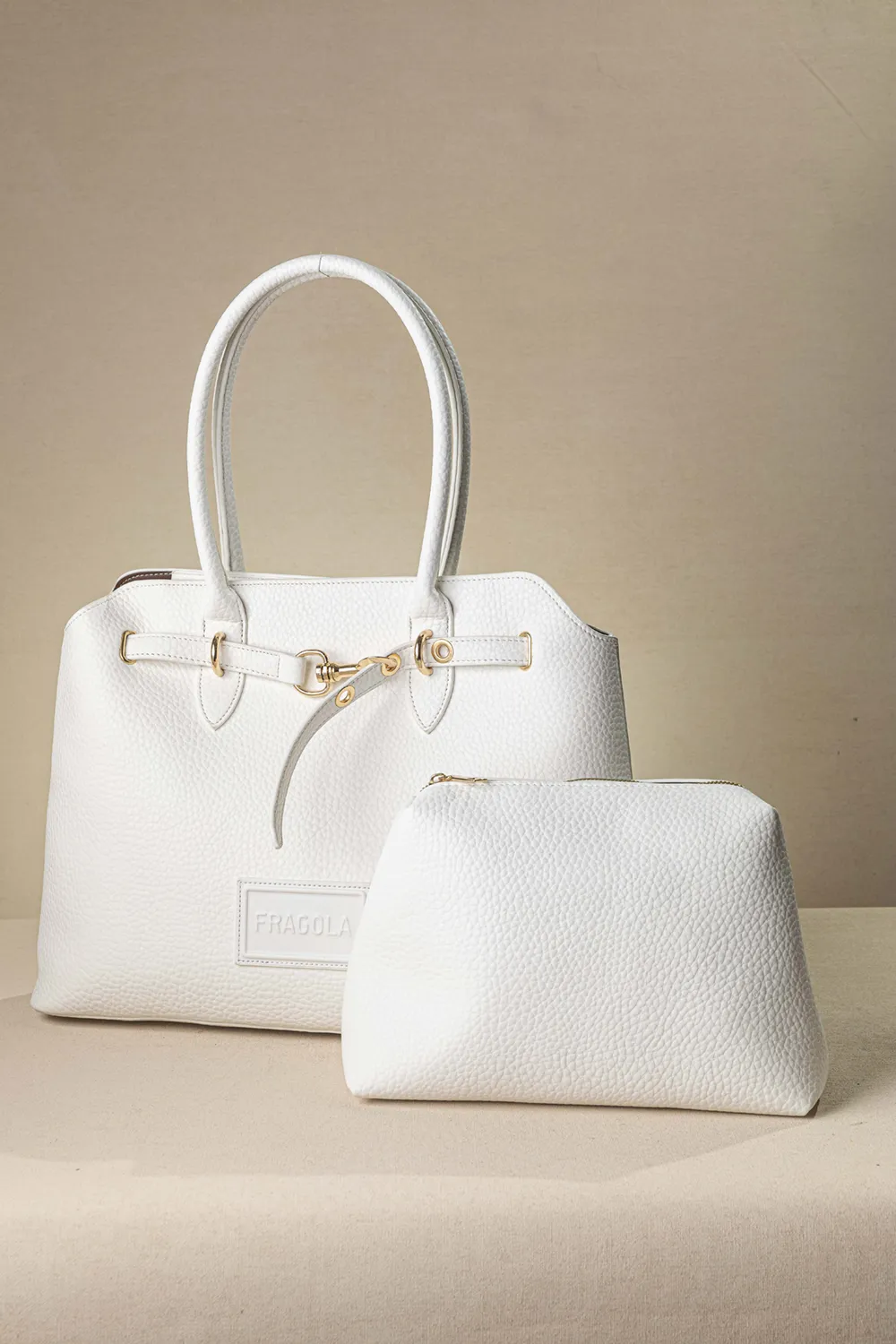 Μεγάλη τσάντα ώμου με εντυπωσιακό μεταλλικό κούμπωμα