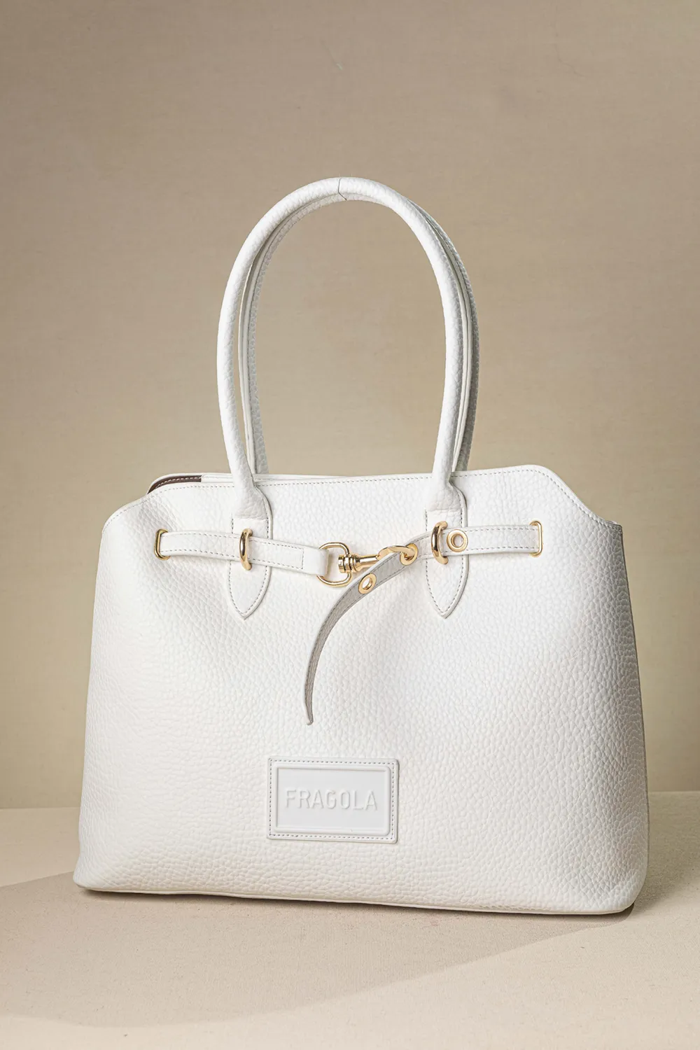 Μεγάλη τσάντα ώμου με εντυπωσιακό μεταλλικό κούμπωμα