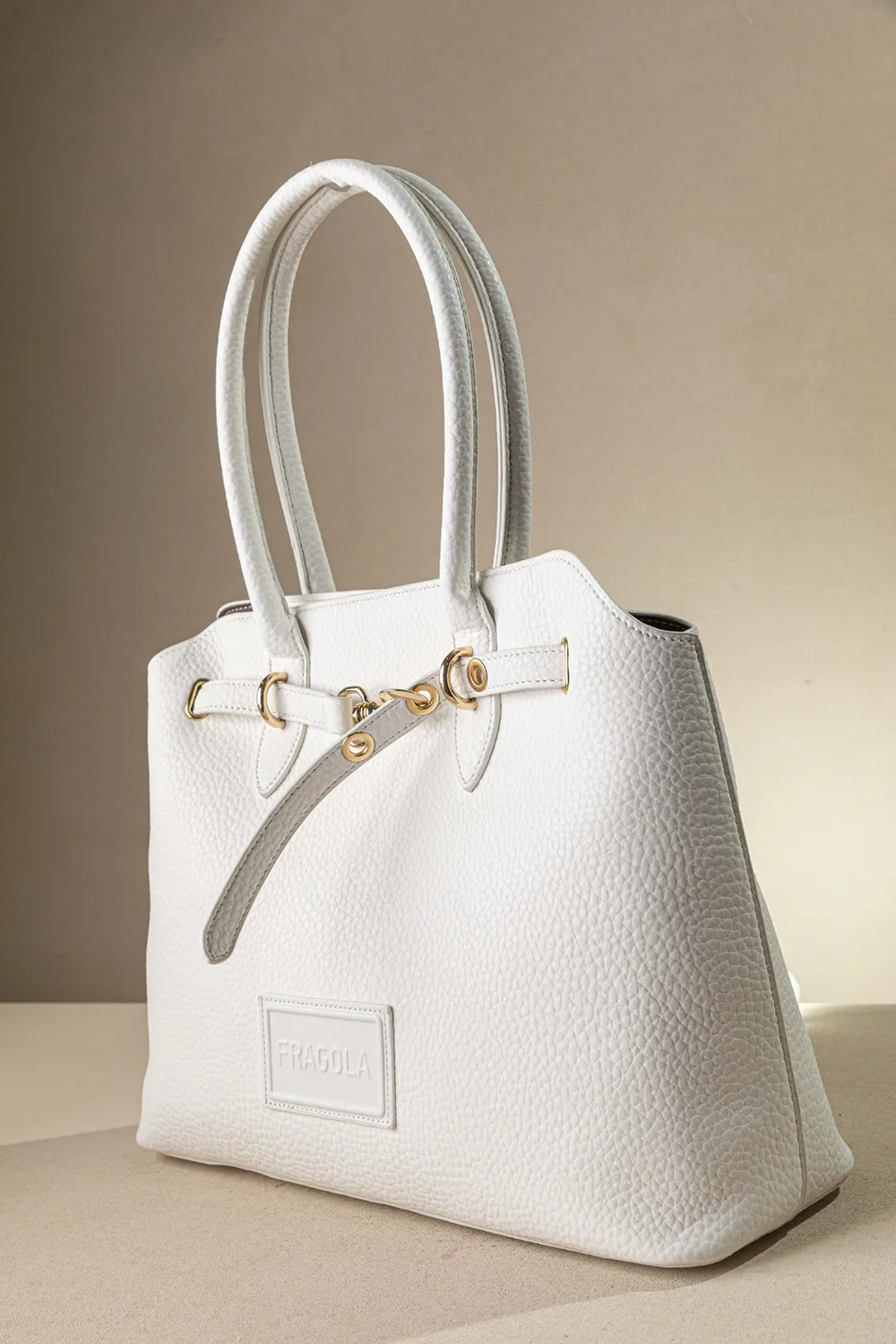 Μεγάλη τσάντα ώμου με εντυπωσιακό μεταλλικό κούμπωμα