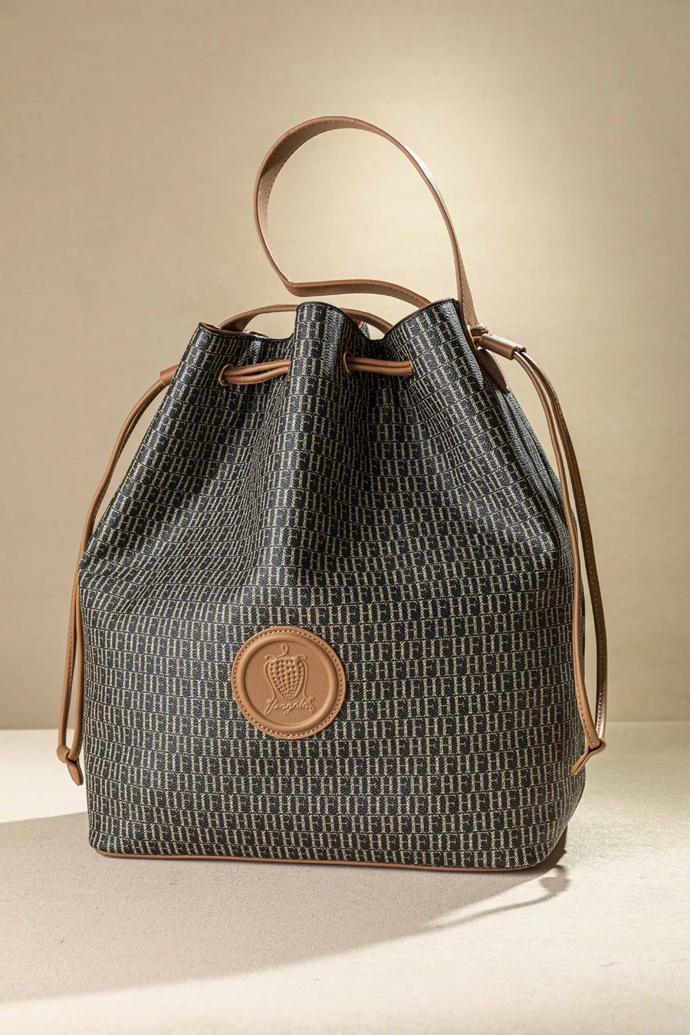 Μεγάλη εντυπωσιακή τσάντα ώμου πουγκί