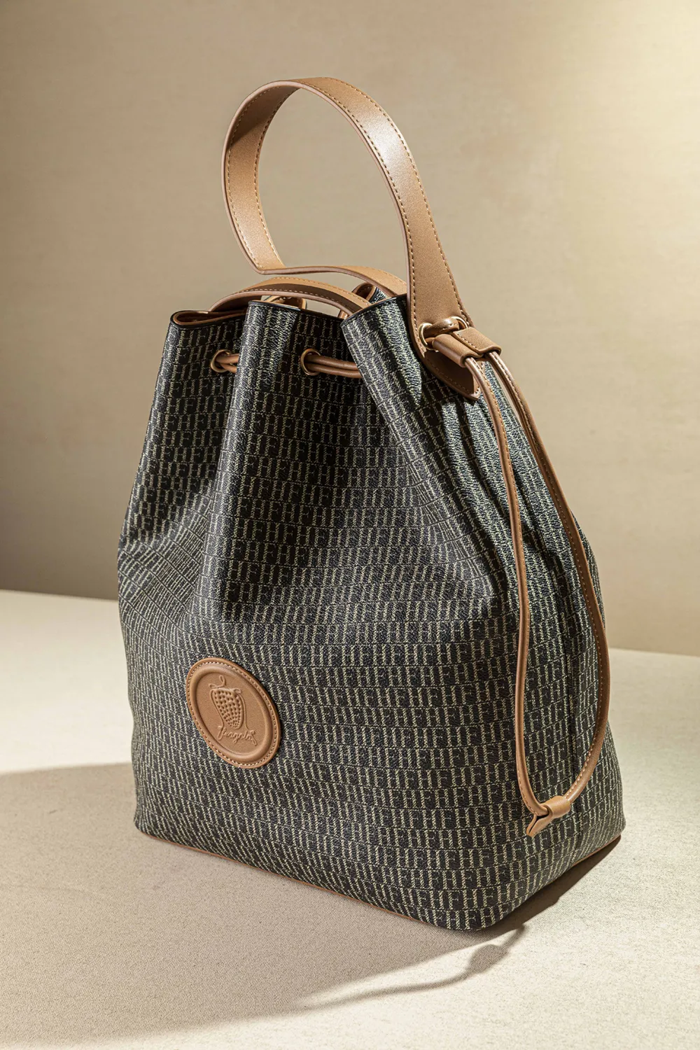 Μεγάλη εντυπωσιακή τσάντα ώμου πουγκί