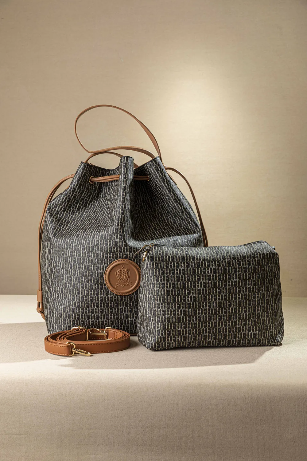 Μεγάλη εντυπωσιακή τσάντα ώμου πουγκί