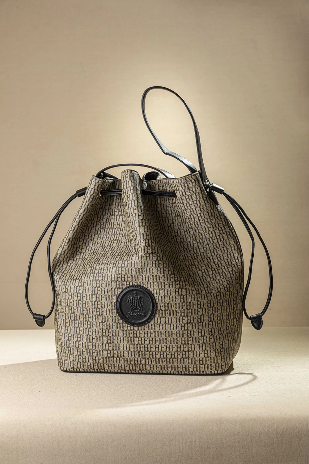 Μεγάλη εντυπωσιακή τσάντα ώμου πουγκί