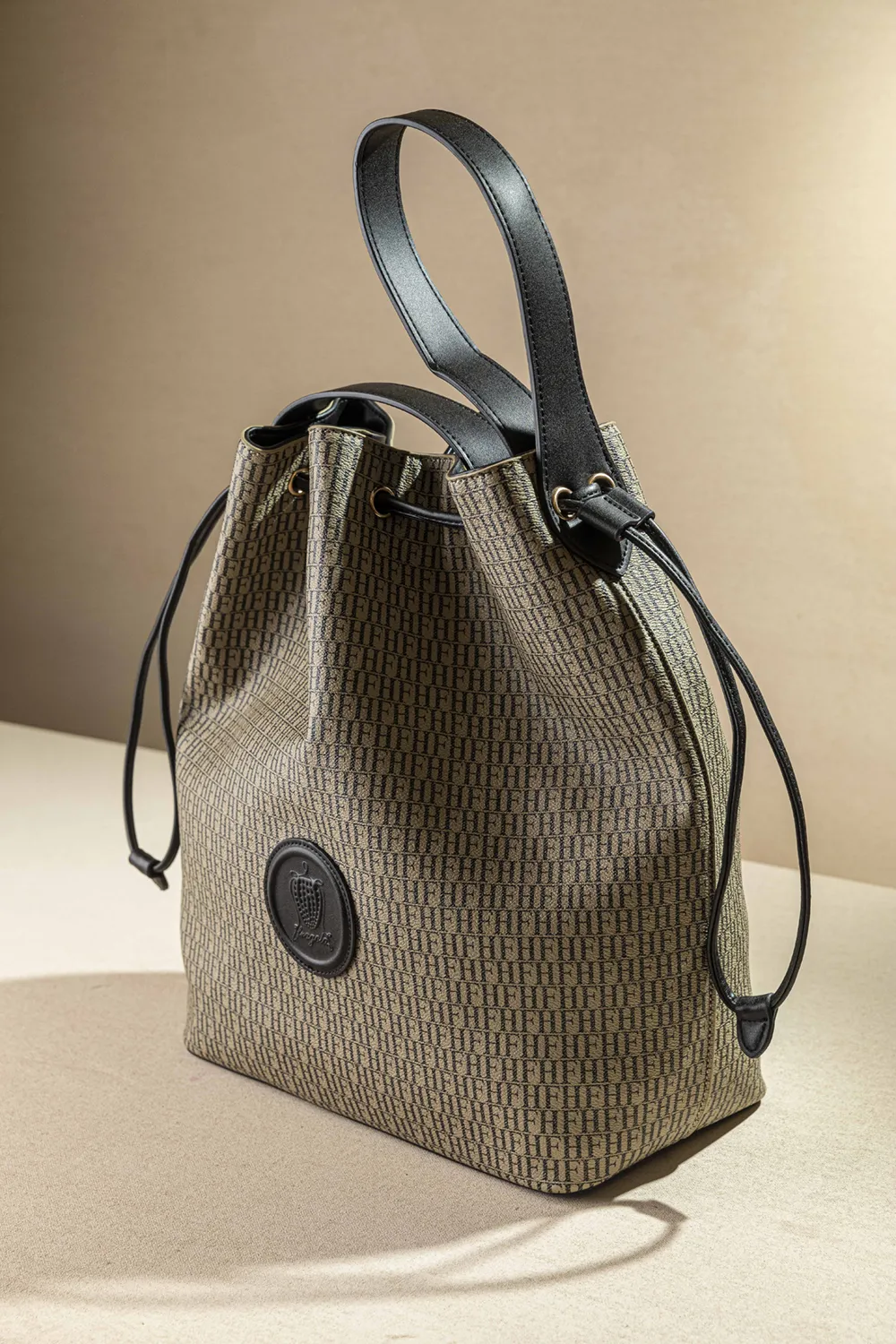 Μεγάλη εντυπωσιακή τσάντα ώμου πουγκί