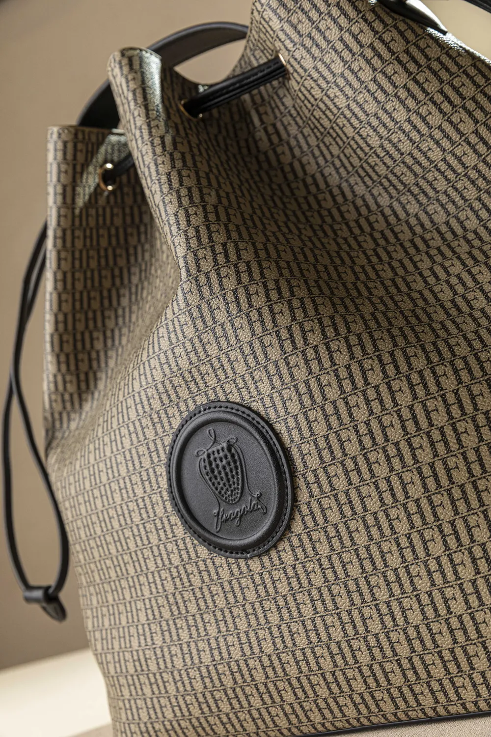 Μεγάλη εντυπωσιακή τσάντα ώμου πουγκί