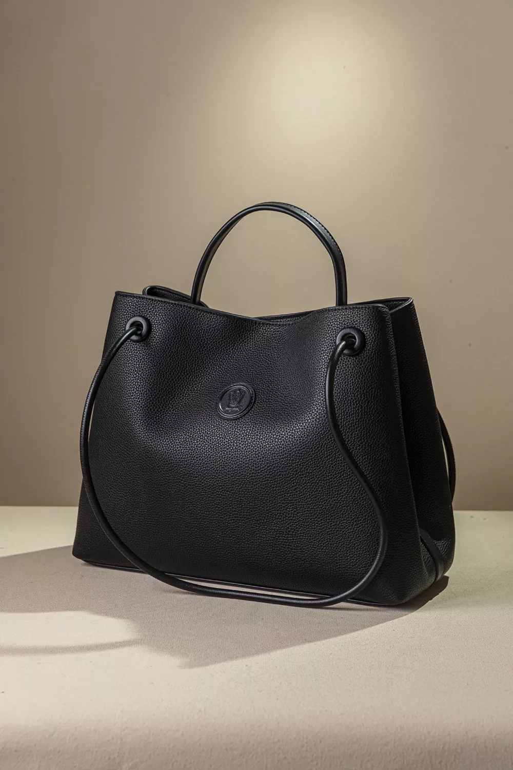 Κομψή και διαχρονική τσάντα ώμου