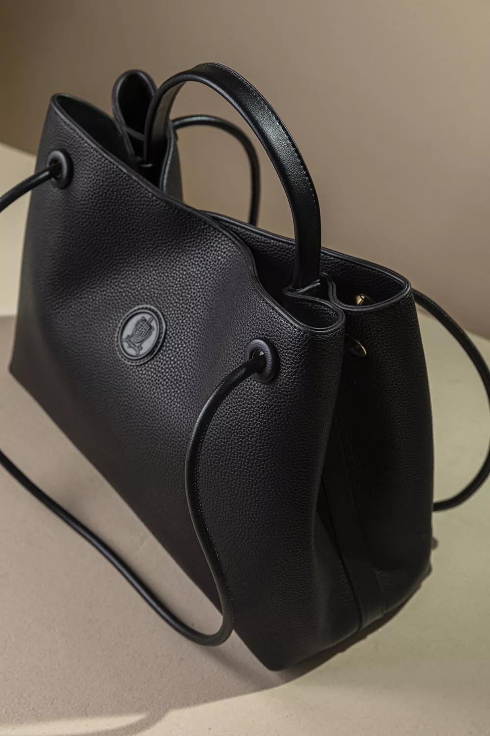 Κομψή και διαχρονική τσάντα ώμου