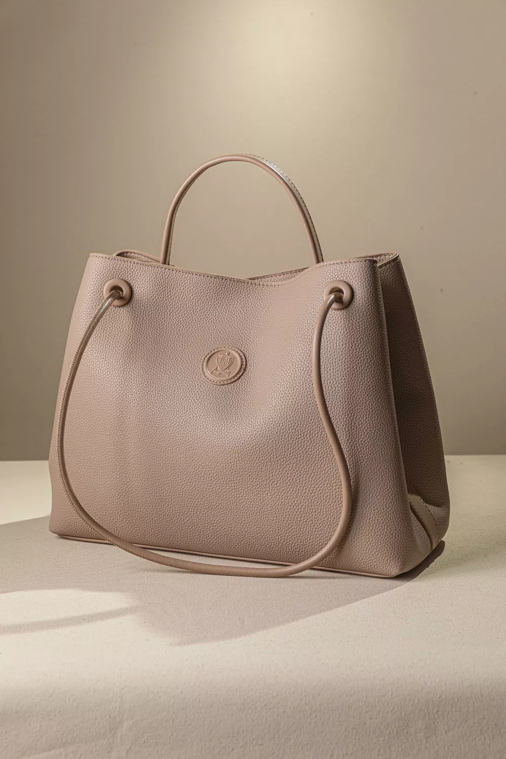 Κομψή και διαχρονική τσάντα ώμου