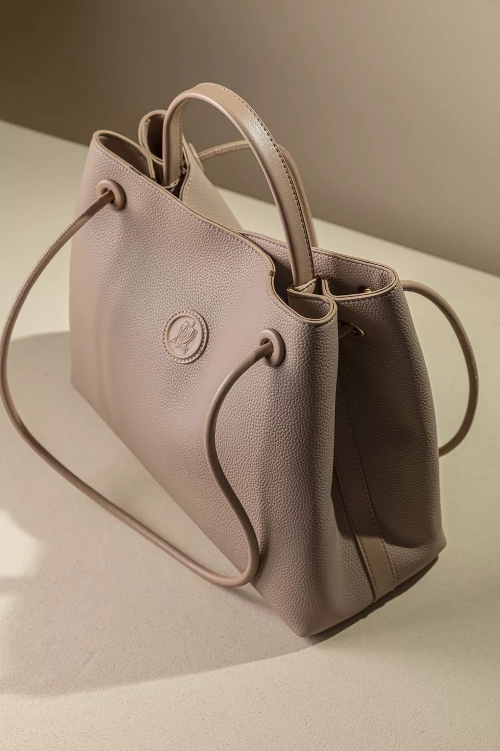 Κομψή και διαχρονική τσάντα ώμου