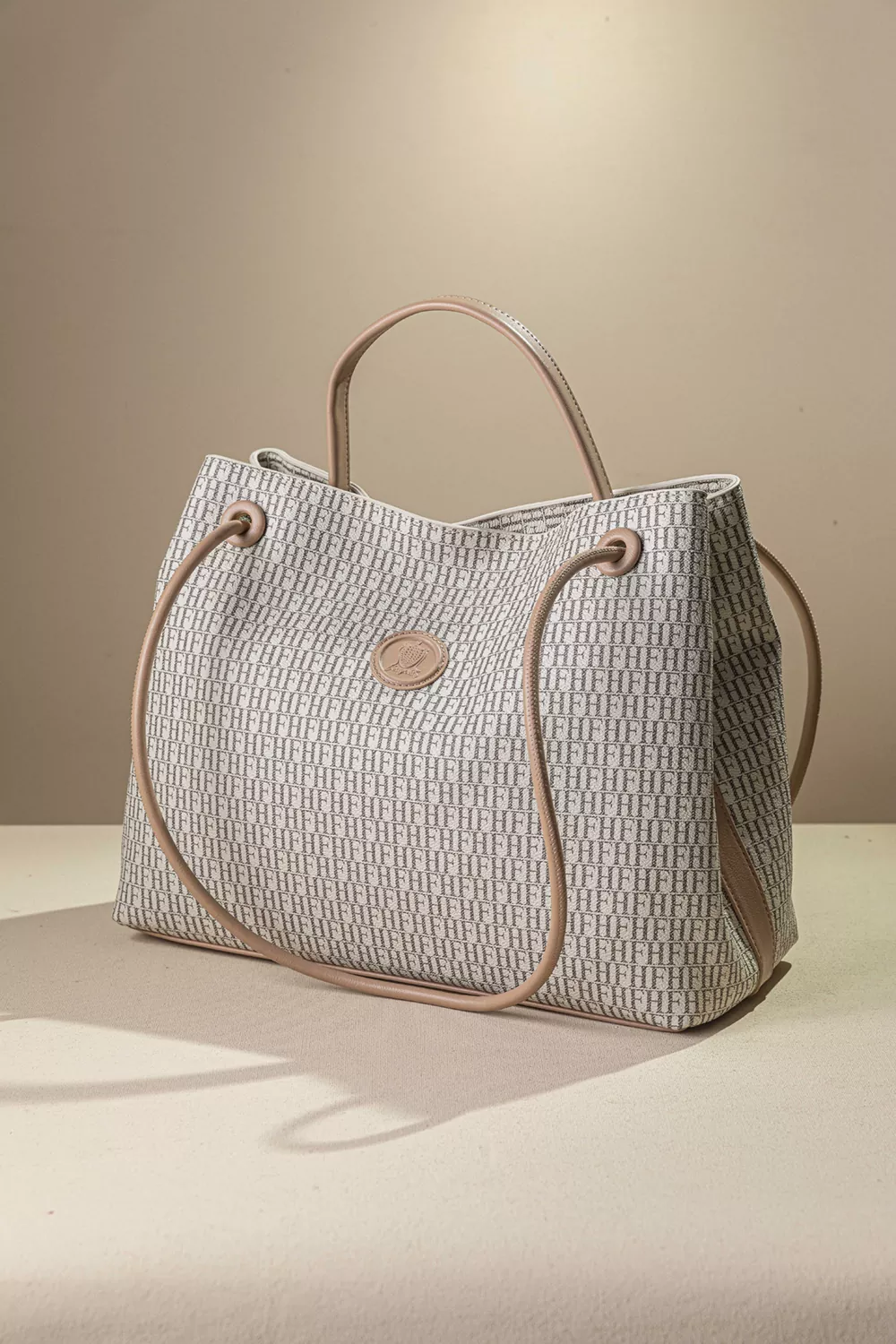 Κομψή και διαχρονική τσάντα ώμου