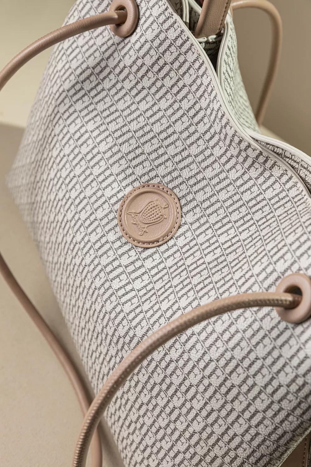 Κομψή και διαχρονική τσάντα ώμου