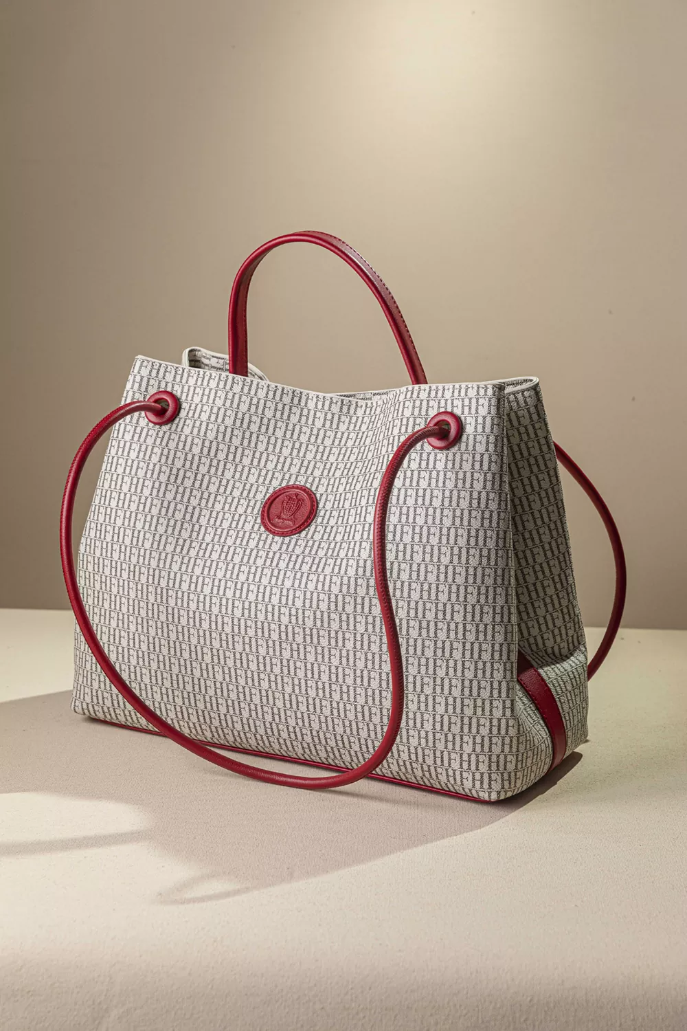 Κομψή και διαχρονική τσάντα ώμου