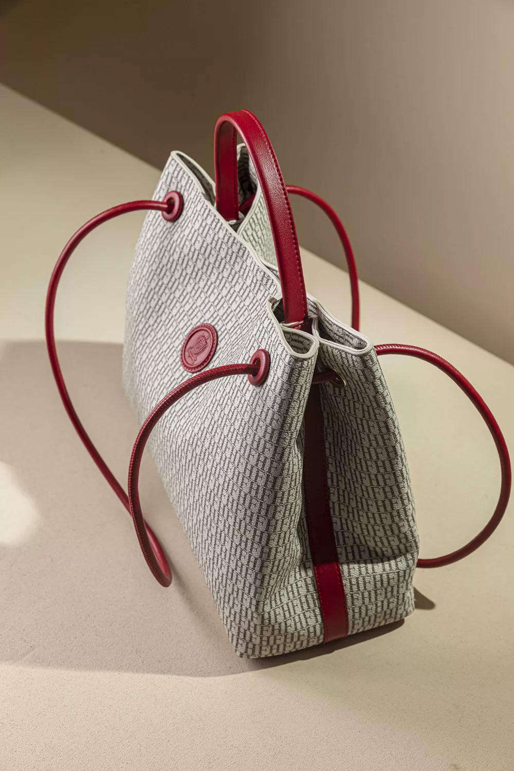 Κομψή και διαχρονική τσάντα ώμου