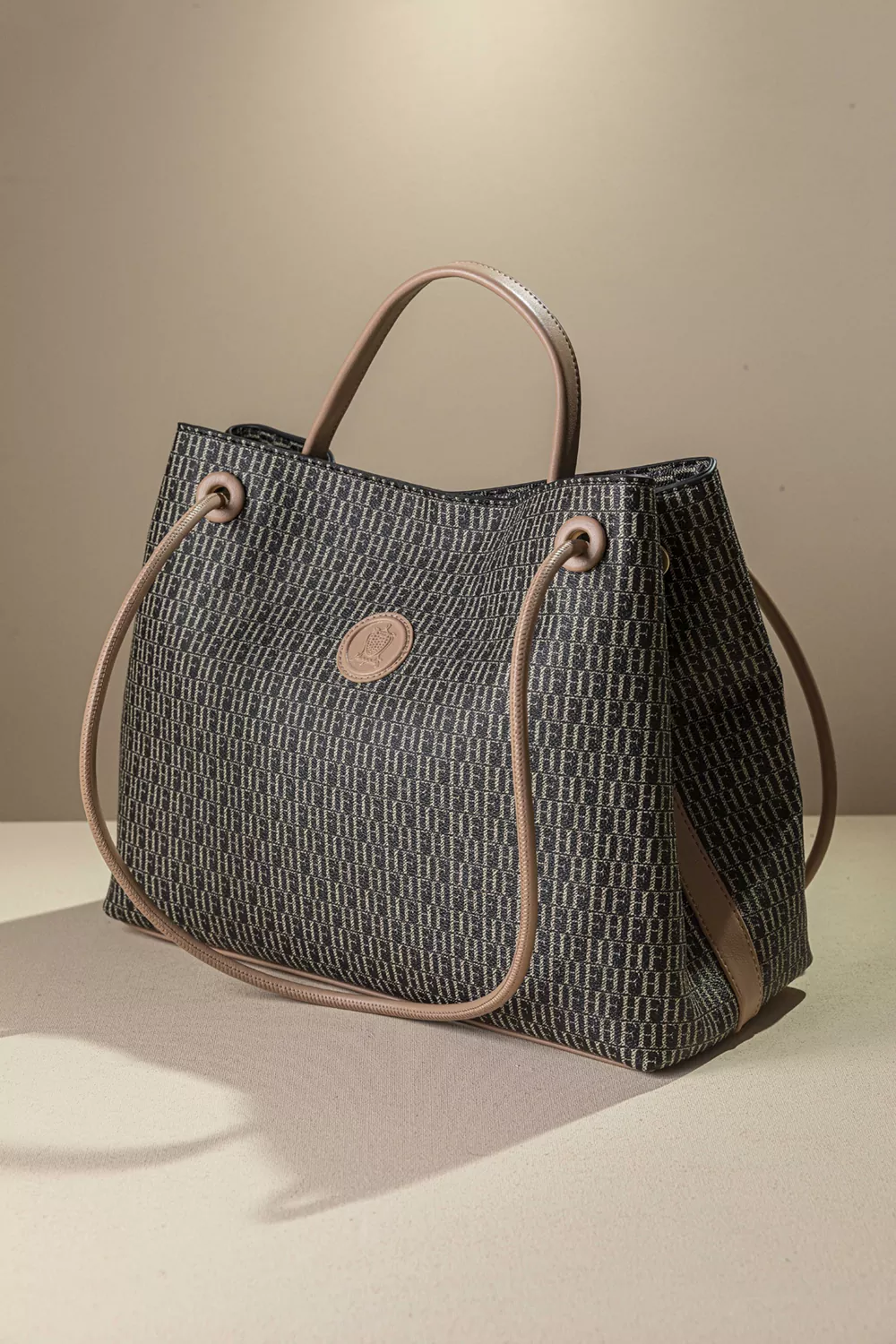 Κομψή και διαχρονική τσάντα ώμου