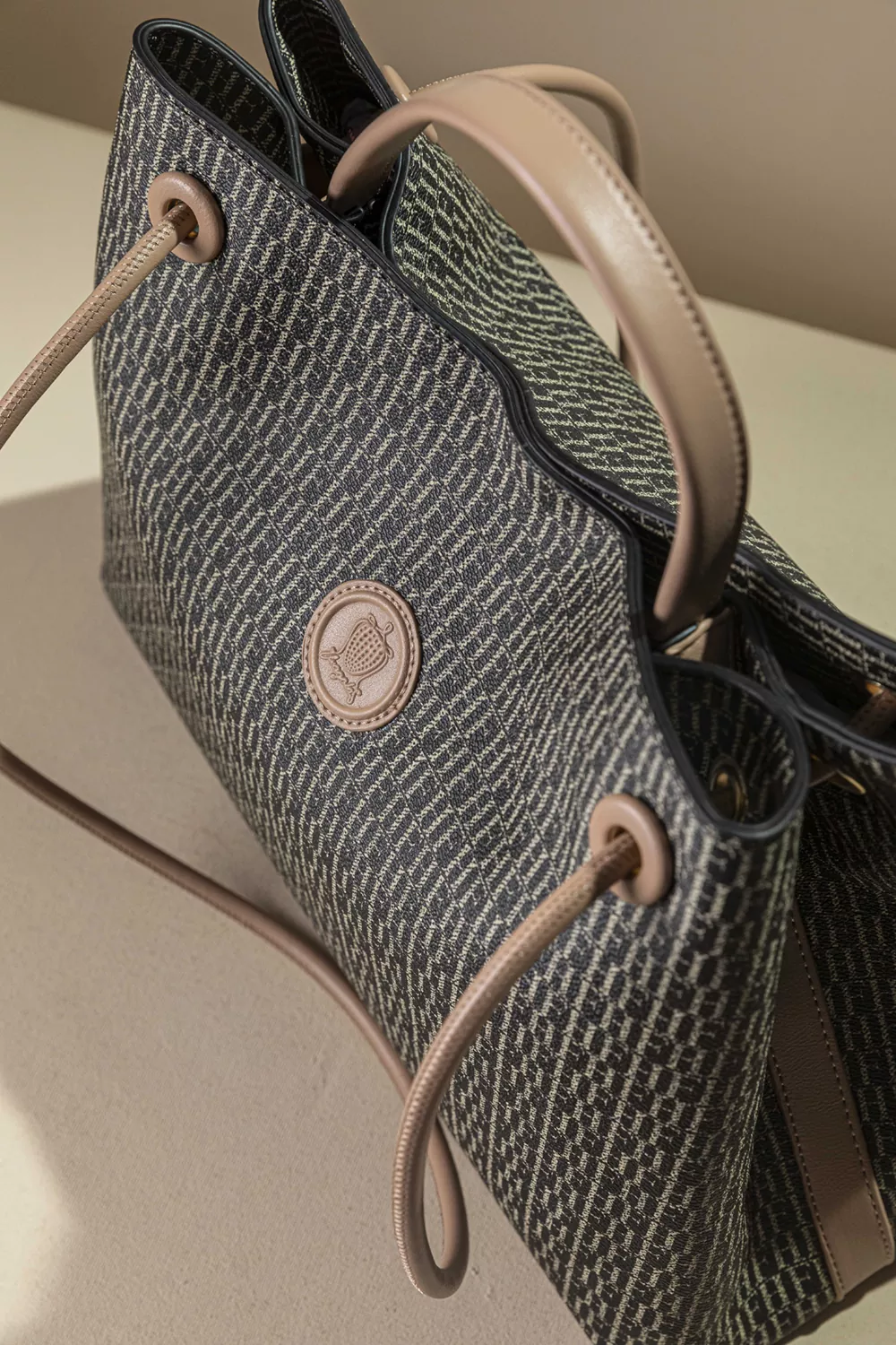 Κομψή και διαχρονική τσάντα ώμου