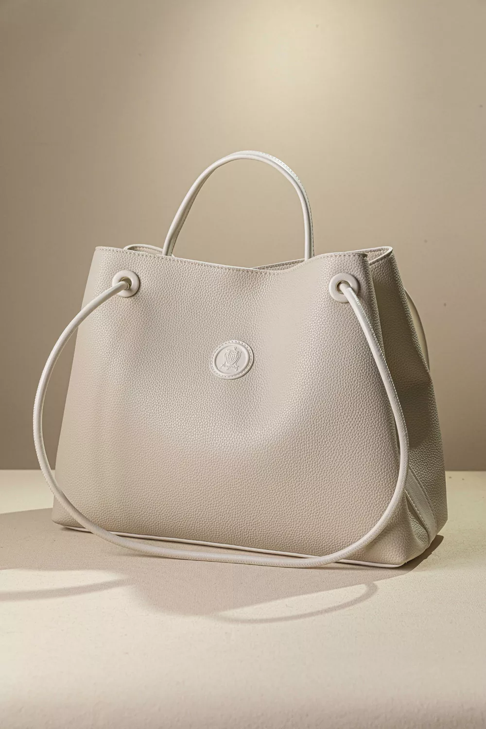 Κομψή και διαχρονική τσάντα ώμου