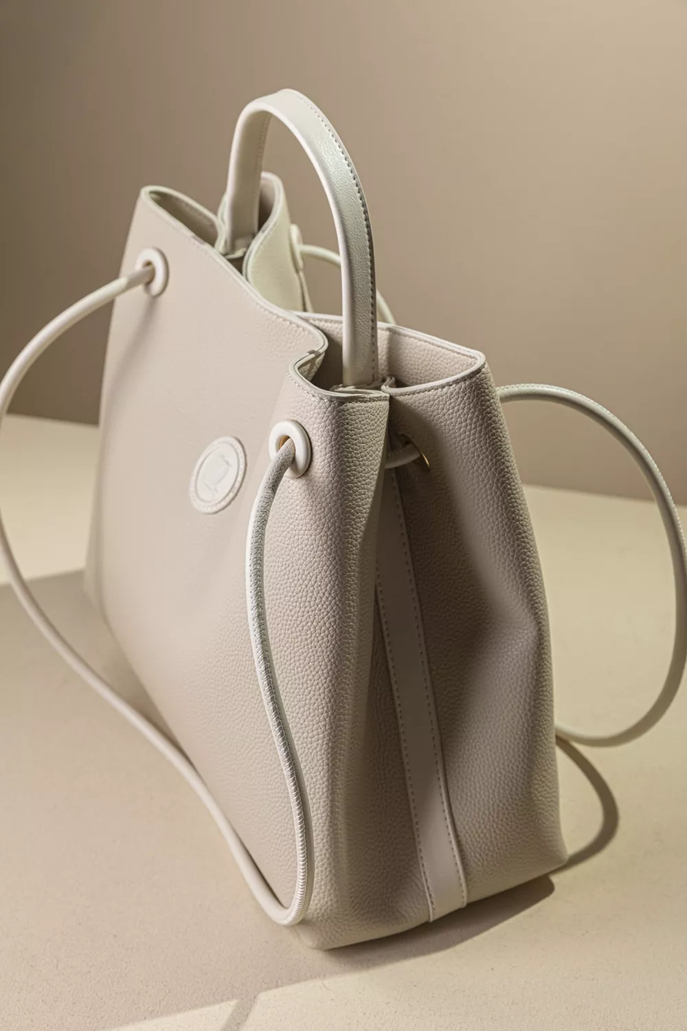 Κομψή και διαχρονική τσάντα ώμου