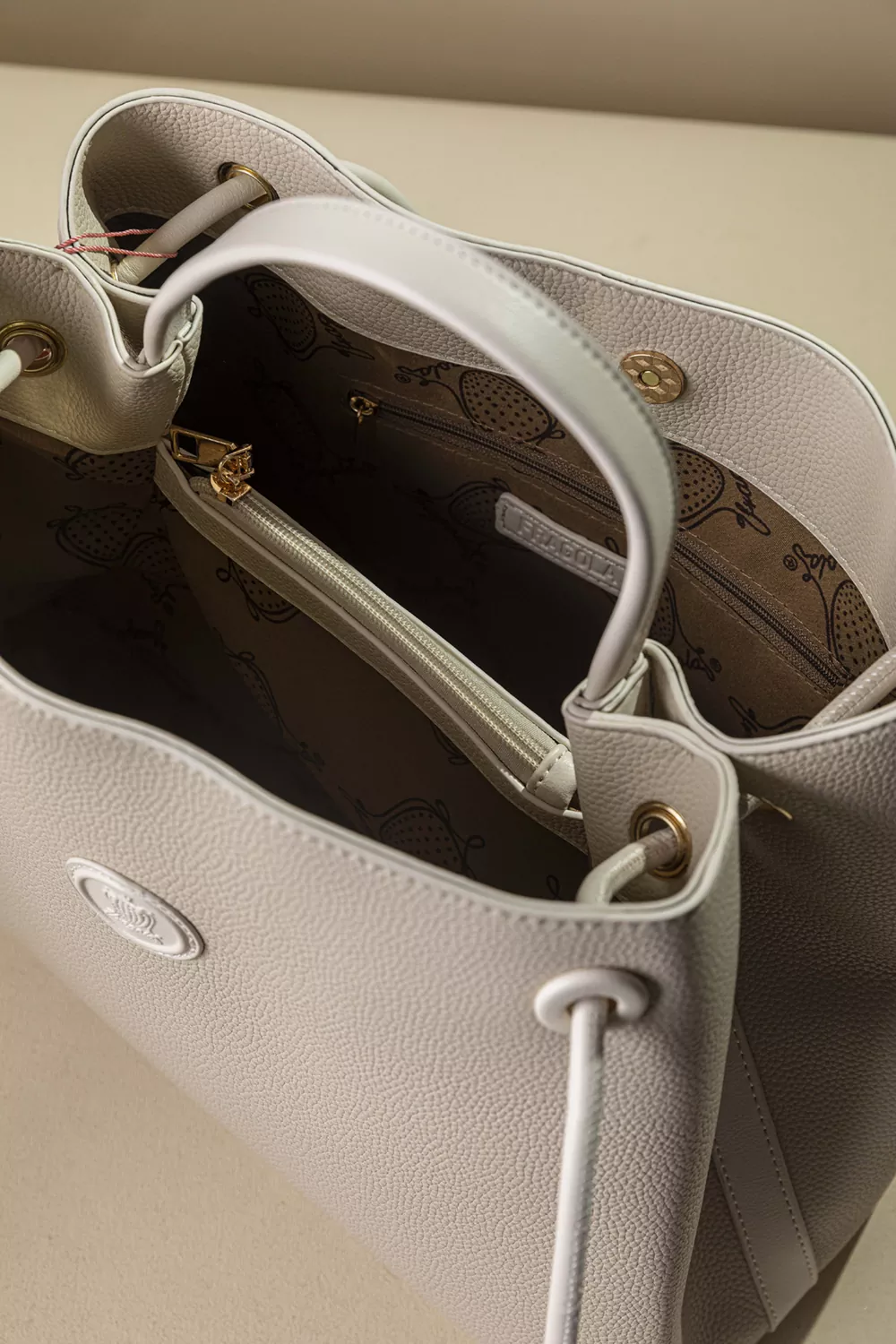 Κομψή και διαχρονική τσάντα ώμου