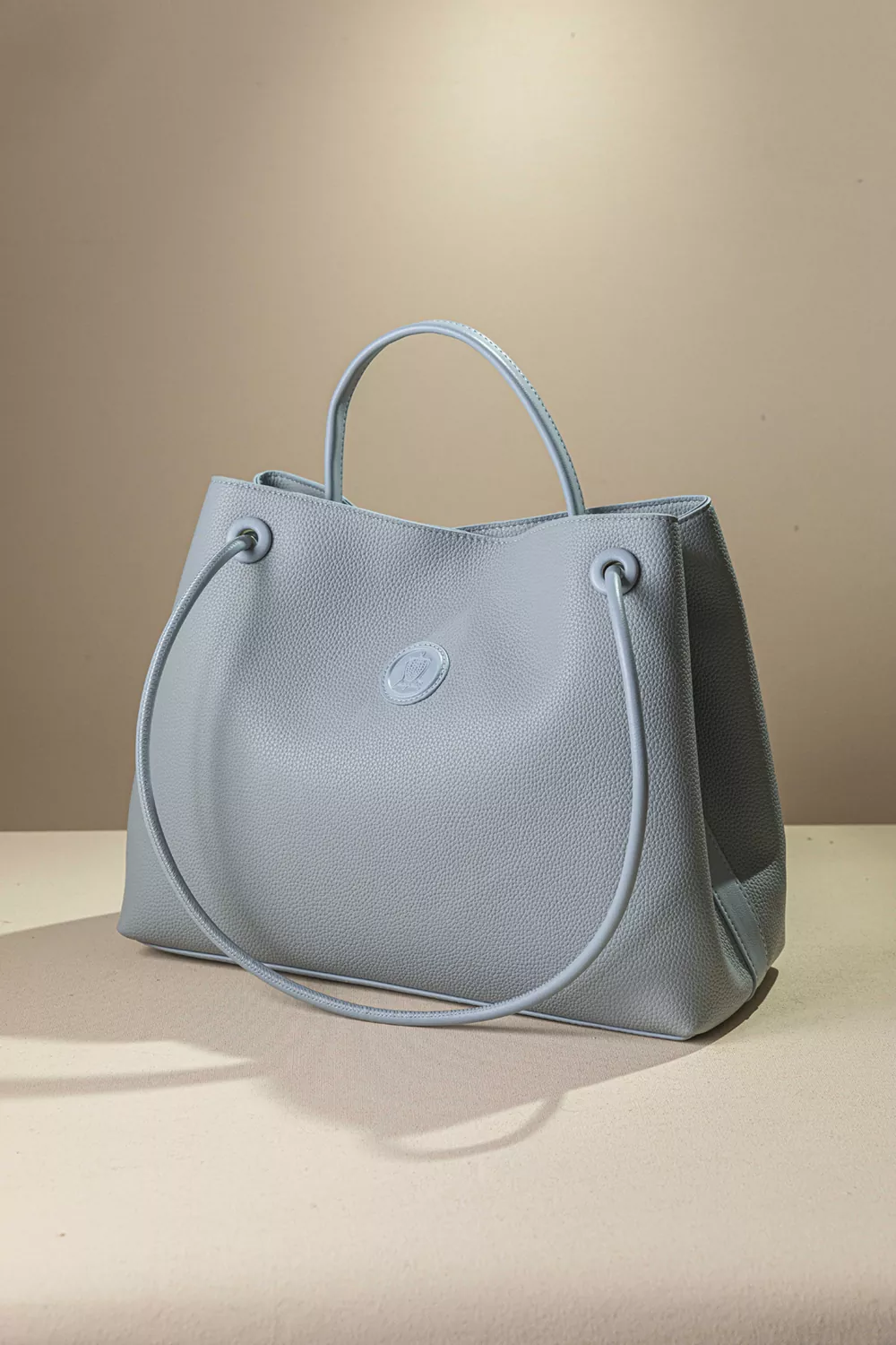 Κομψή και διαχρονική τσάντα ώμου