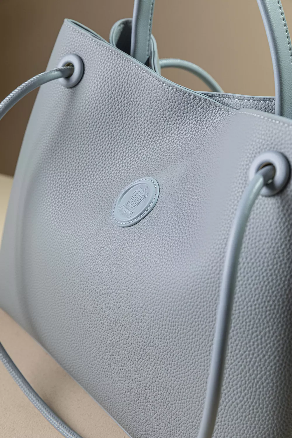 Κομψή και διαχρονική τσάντα ώμου