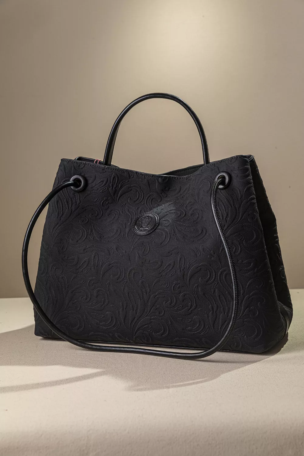 Κομψή και διαχρονική τσάντα ώμου