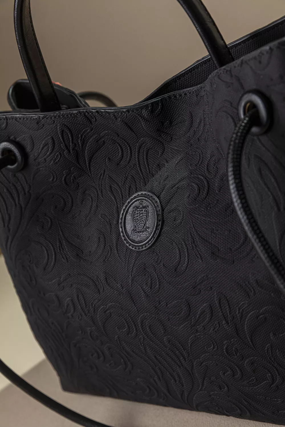 Κομψή και διαχρονική τσάντα ώμου