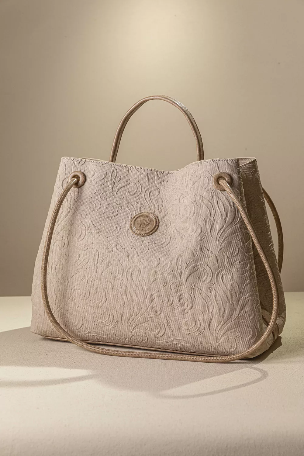 Κομψή και διαχρονική τσάντα ώμου