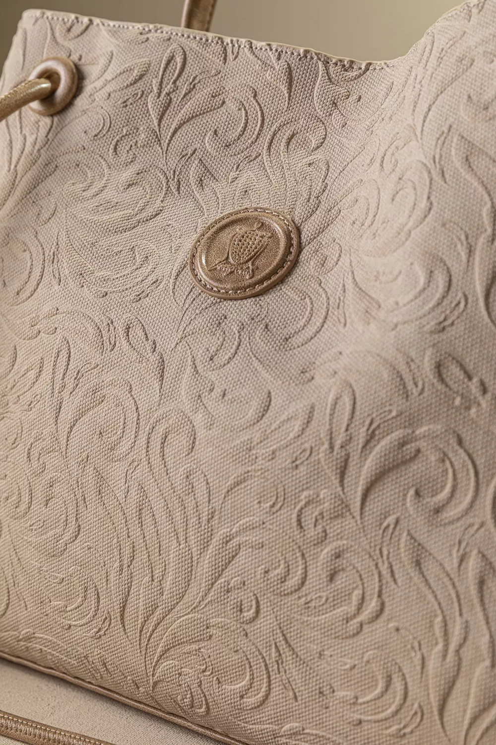 Κομψή και διαχρονική τσάντα ώμου