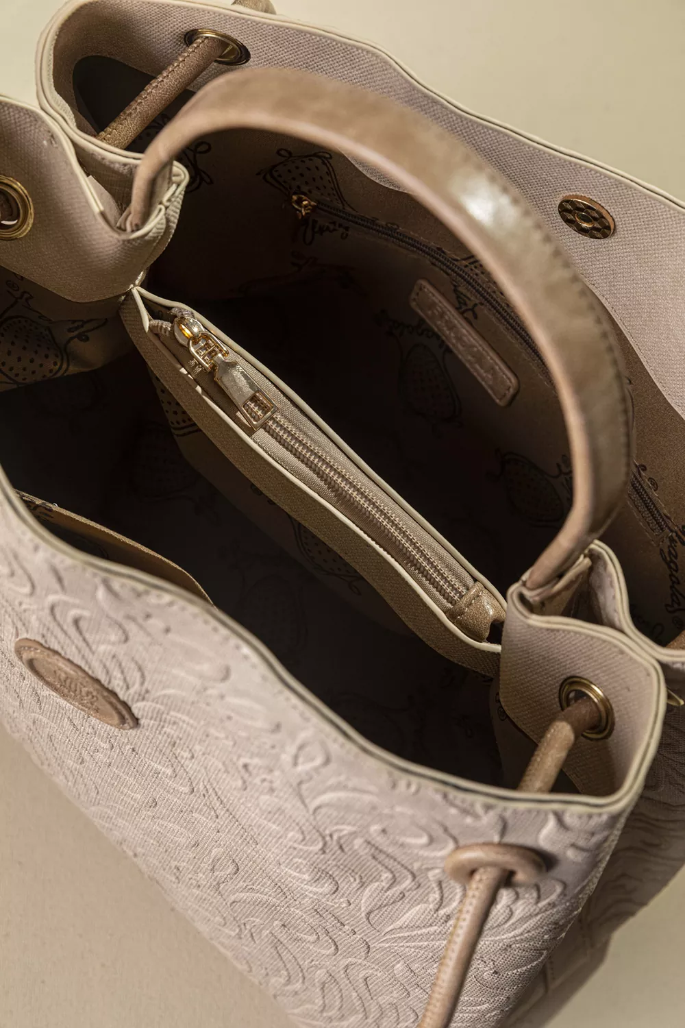 Κομψή και διαχρονική τσάντα ώμου