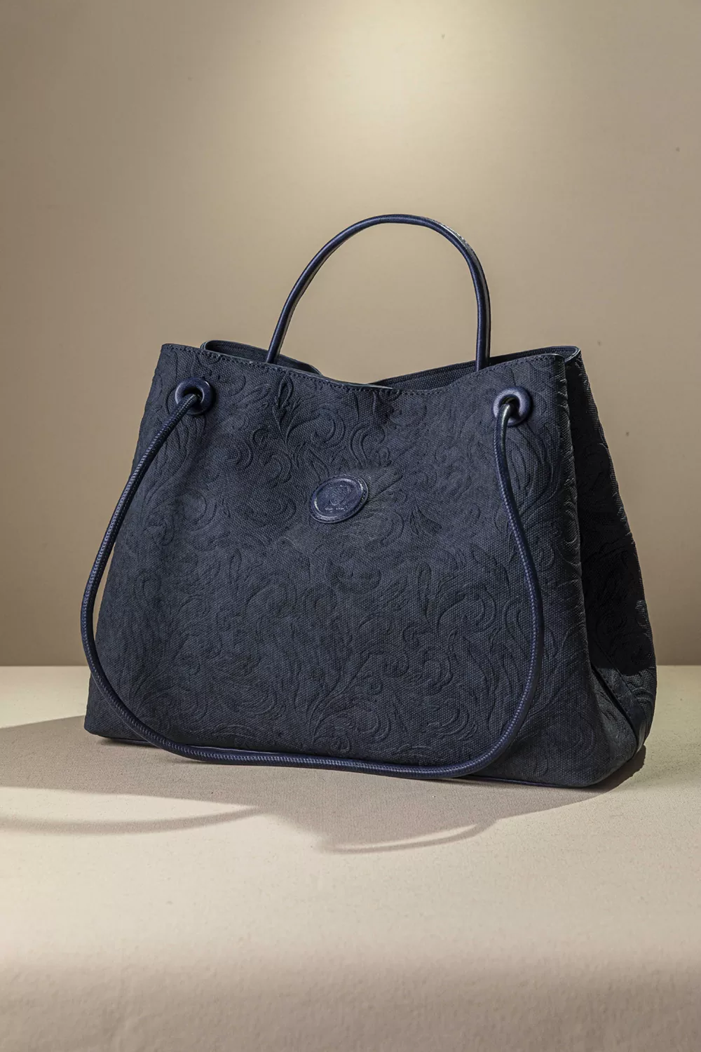 Κομψή και διαχρονική τσάντα ώμου