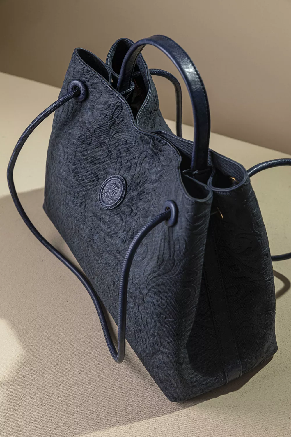 Κομψή και διαχρονική τσάντα ώμου