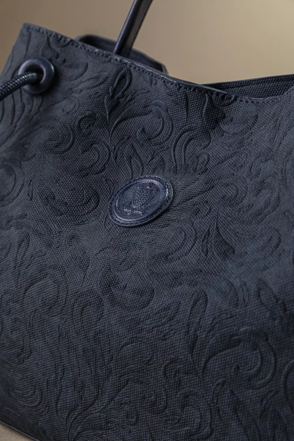 Κομψή και διαχρονική τσάντα ώμου