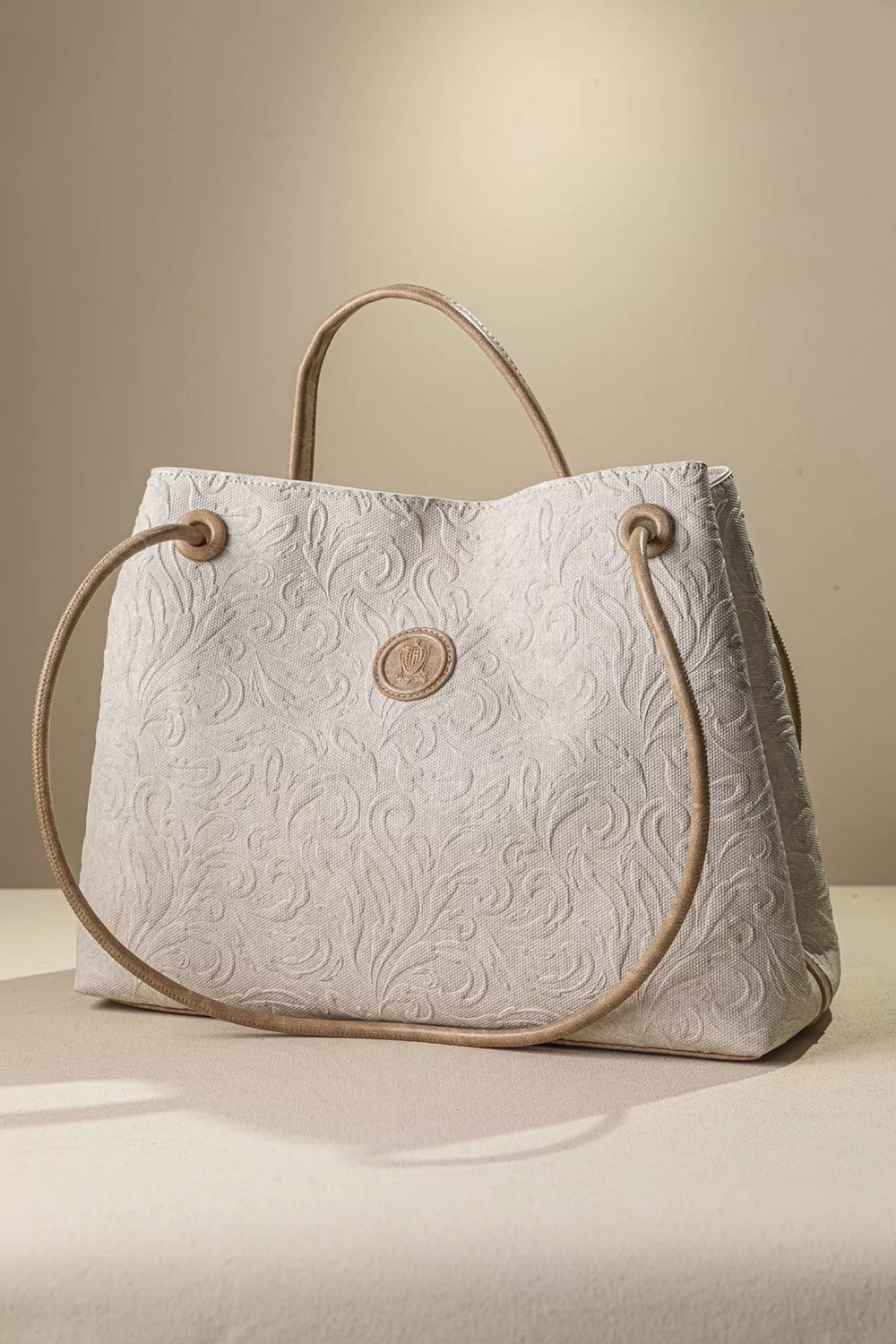 Κομψή και διαχρονική τσάντα ώμου