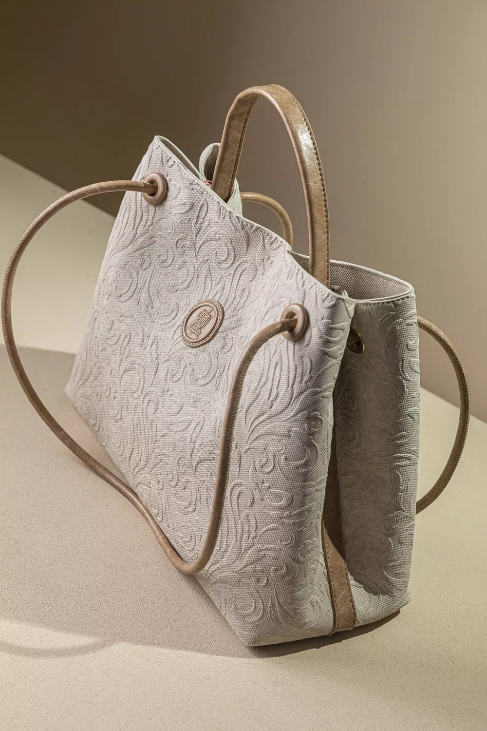 Κομψή και διαχρονική τσάντα ώμου