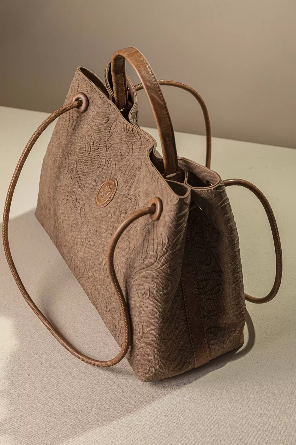 Κομψή και διαχρονική τσάντα ώμου