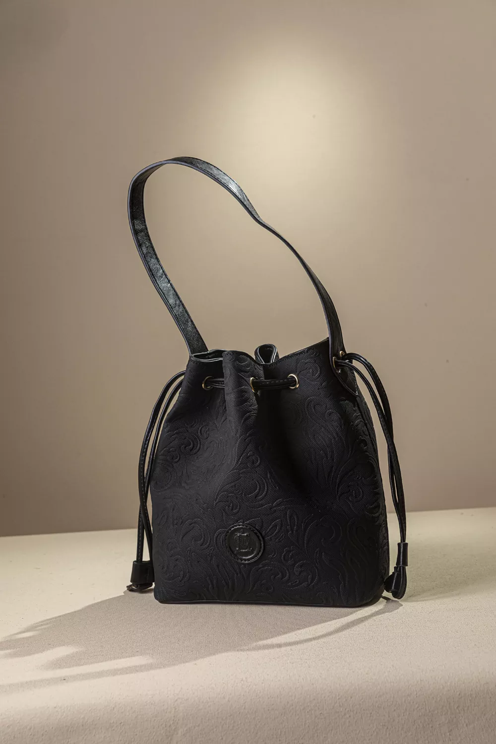 Γυναικεία τσάντα πουγκί με extra χιαστι