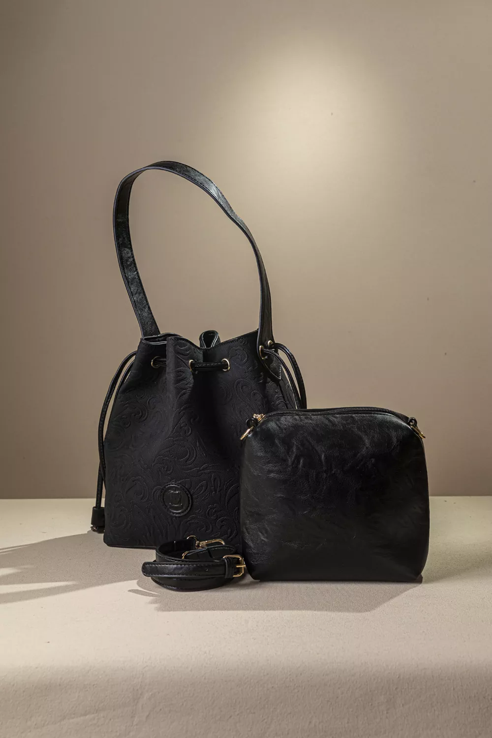 Γυναικεία τσάντα πουγκί με extra χιαστι