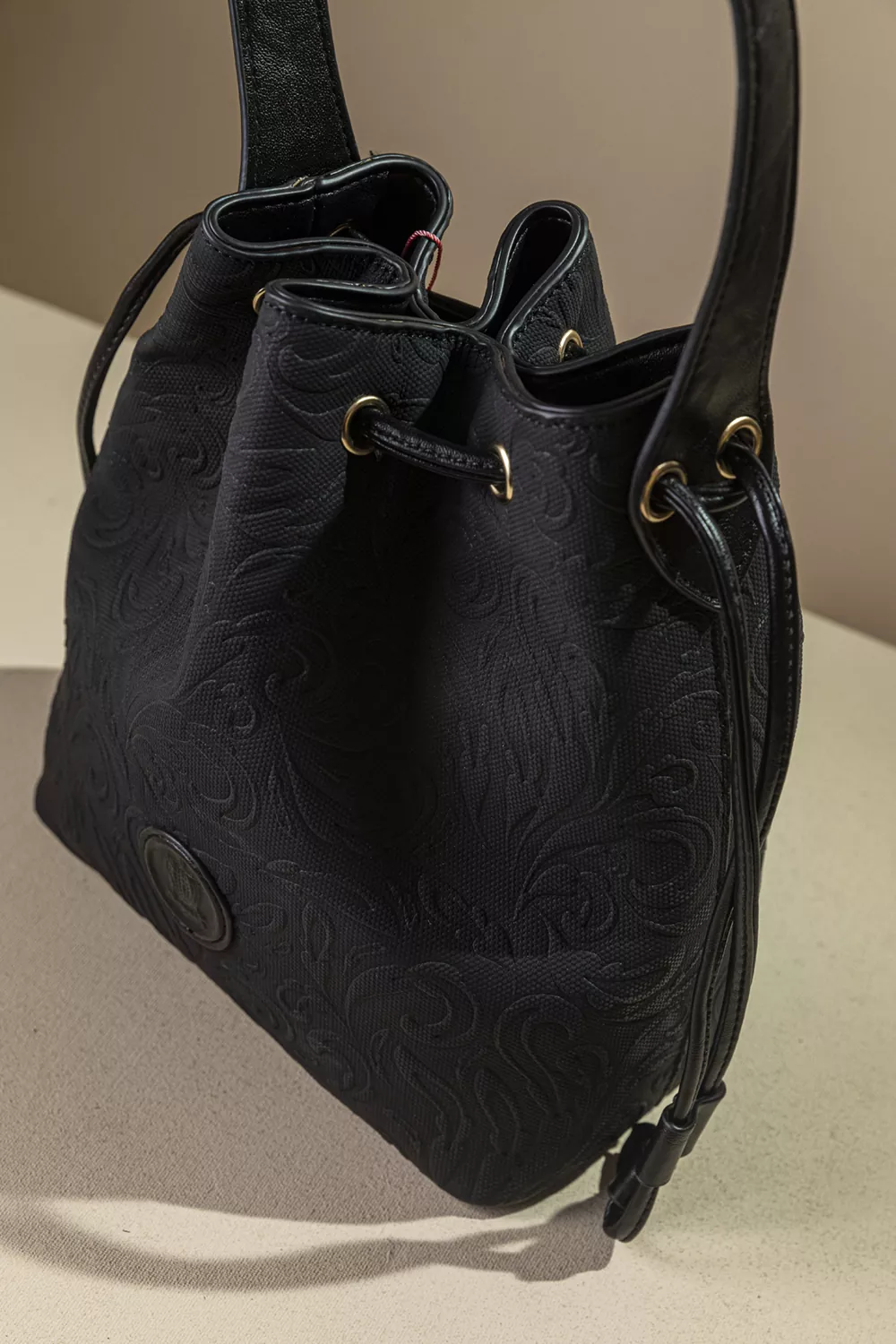 Γυναικεία τσάντα πουγκί με extra χιαστι