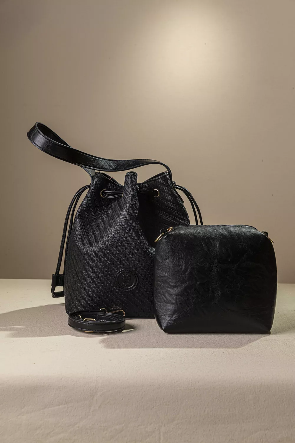 Γυναικεία τσάντα πουγκί με extra χιαστι