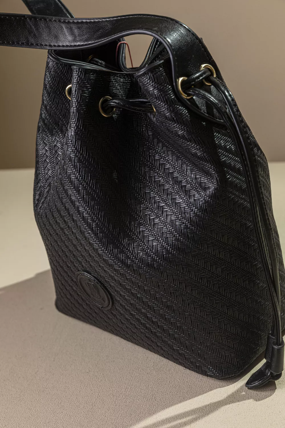 Γυναικεία τσάντα πουγκί με extra χιαστι