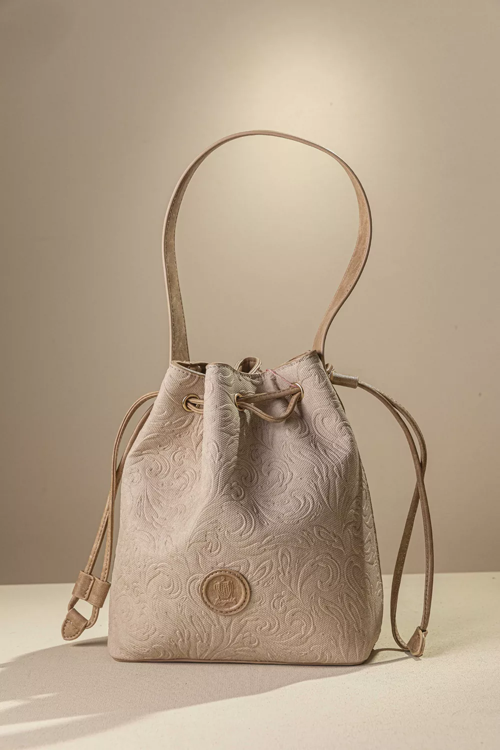 Γυναικεία τσάντα πουγκί με extra χιαστι