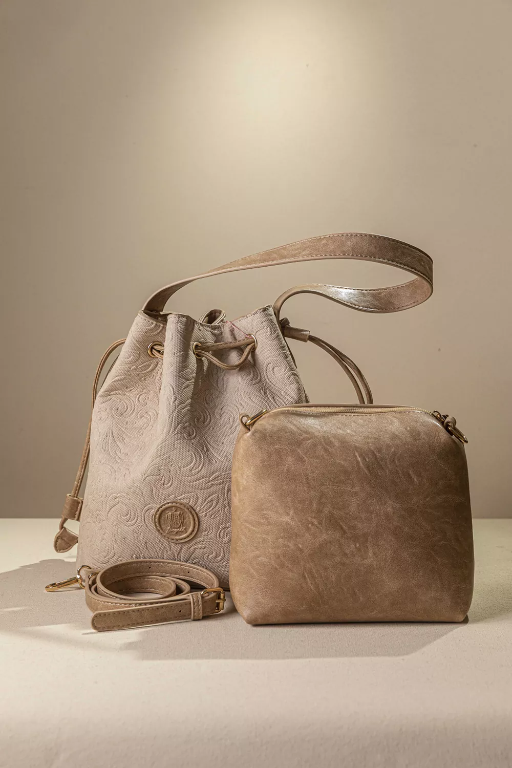 Γυναικεία τσάντα πουγκί με extra χιαστι