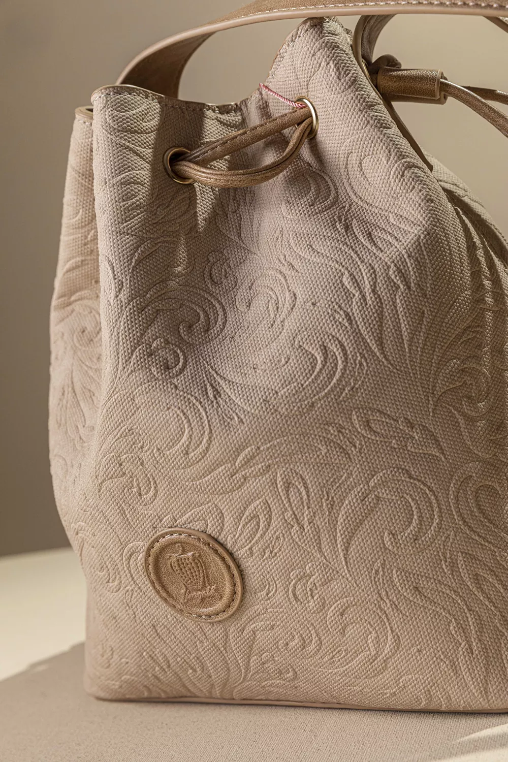 Γυναικεία τσάντα πουγκί με extra χιαστι