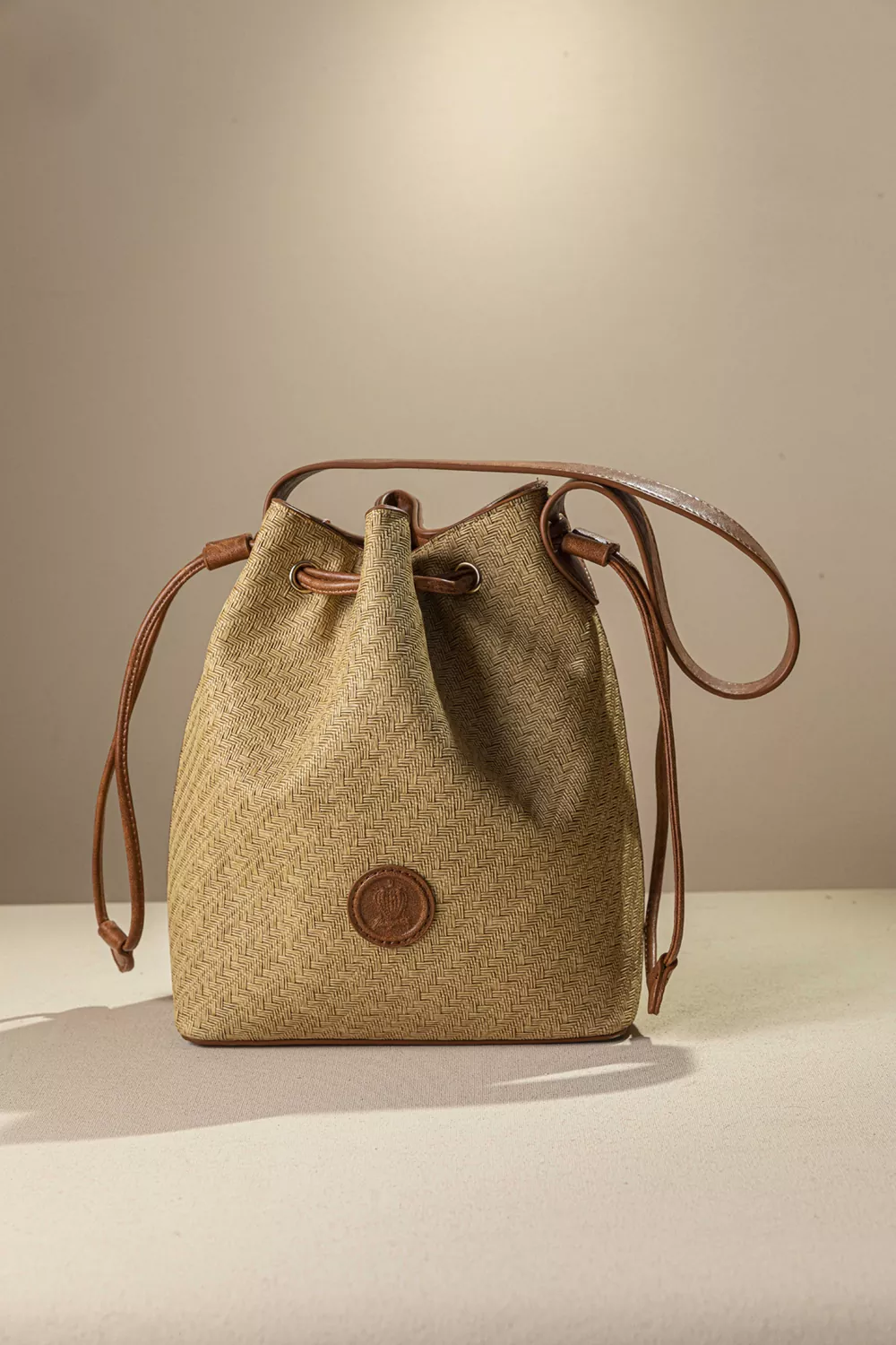 Γυναικεία τσάντα πουγκί με extra χιαστι