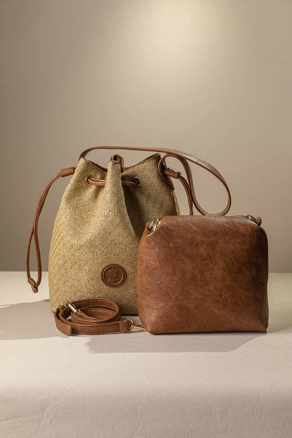 Γυναικεία τσάντα πουγκί με extra χιαστι